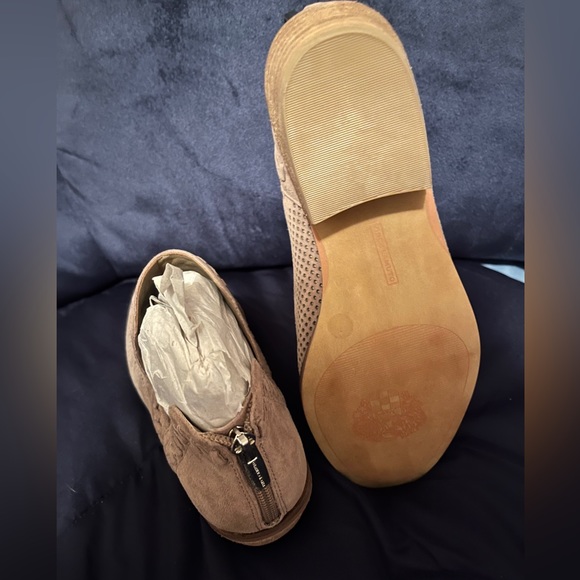 Vince Camuto taupe/tan booties - Picture 3 of 6